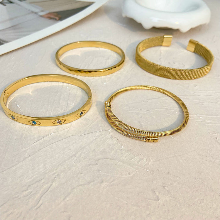 Elegante bangle armbanden in goud- en zilverkleur, met zirkonia of parels – stijlvolle en tijdloze polssieraden van Twinolo.
