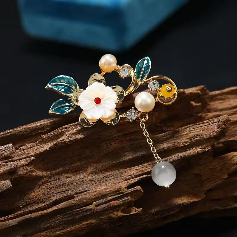 🌸 Broche fleurie avec perle et détail pendentif – Broche élégante | Twinolo