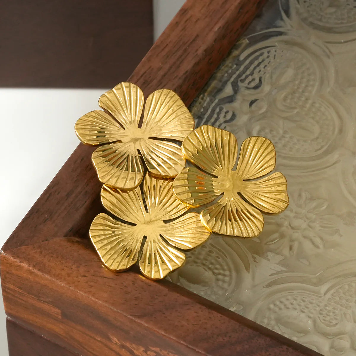 Broche Fleur Dorée – Design Élégant à 3 Fleurs - Acier Inoxydable | Twinolo