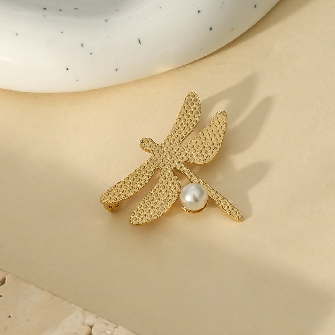 Gouden Libelle Broche met Parel – Roestvrij Staal – Elegant & Tijdloos | TWINOLO