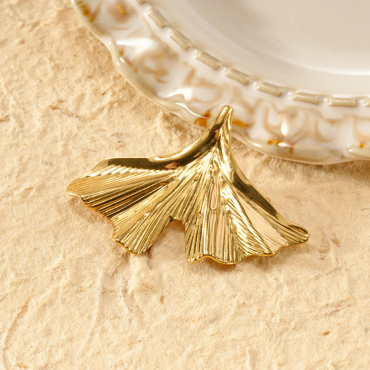 Broche Ginkgo Feuille Dorée – Acier Inoxydable – Design Élégant et Intemporel | Twinolo
