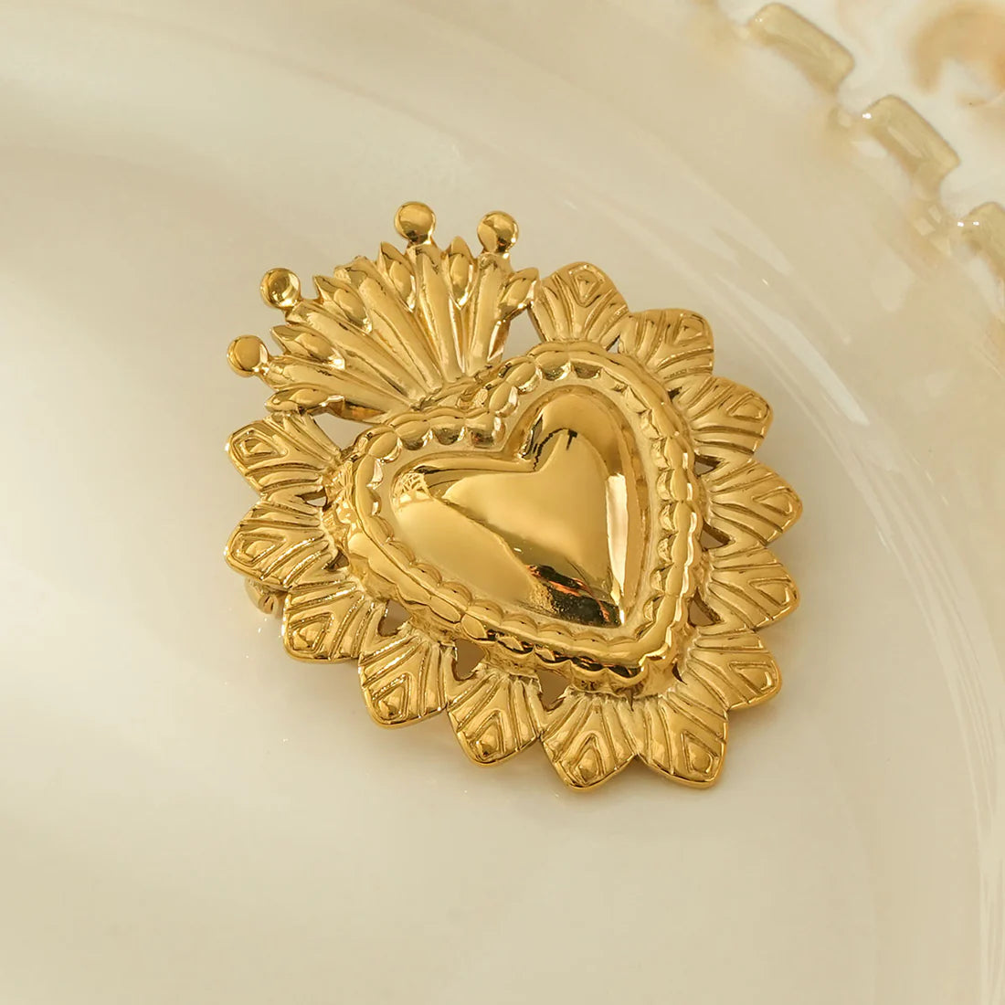 Broche Cœur Doré – Acier Inoxydable – Design Style Vintage | Twinolo
