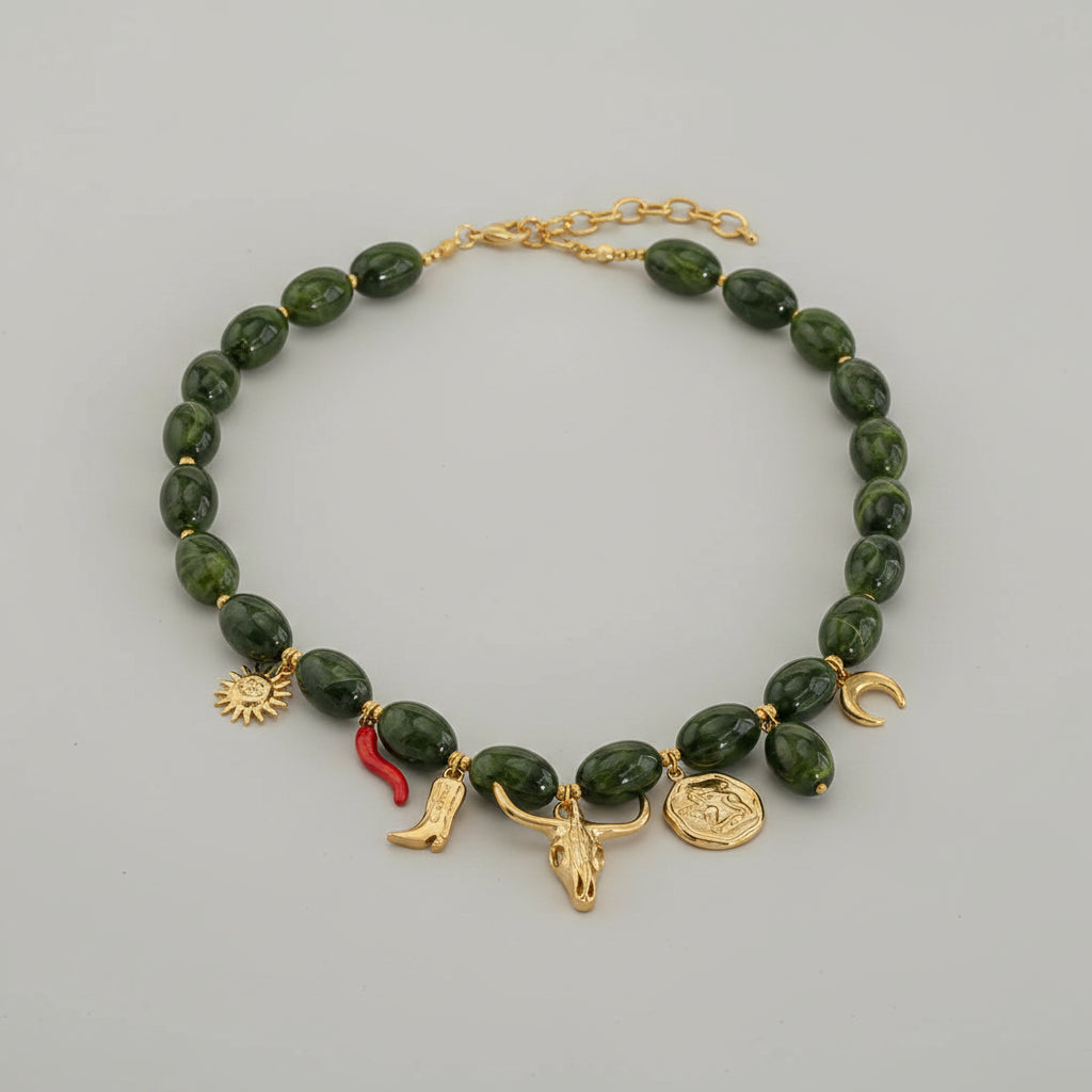 Collier de perles avec breloques pour femme – Vert & doré | Twinolo