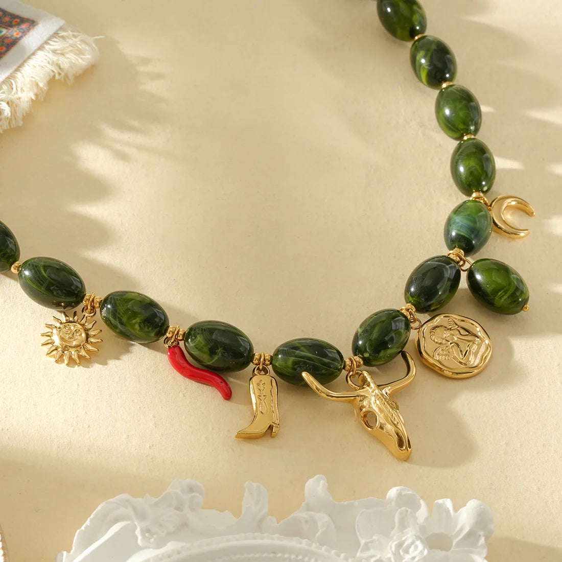 Collier de perles avec breloques pour femme – Vert & doré | Twinolo