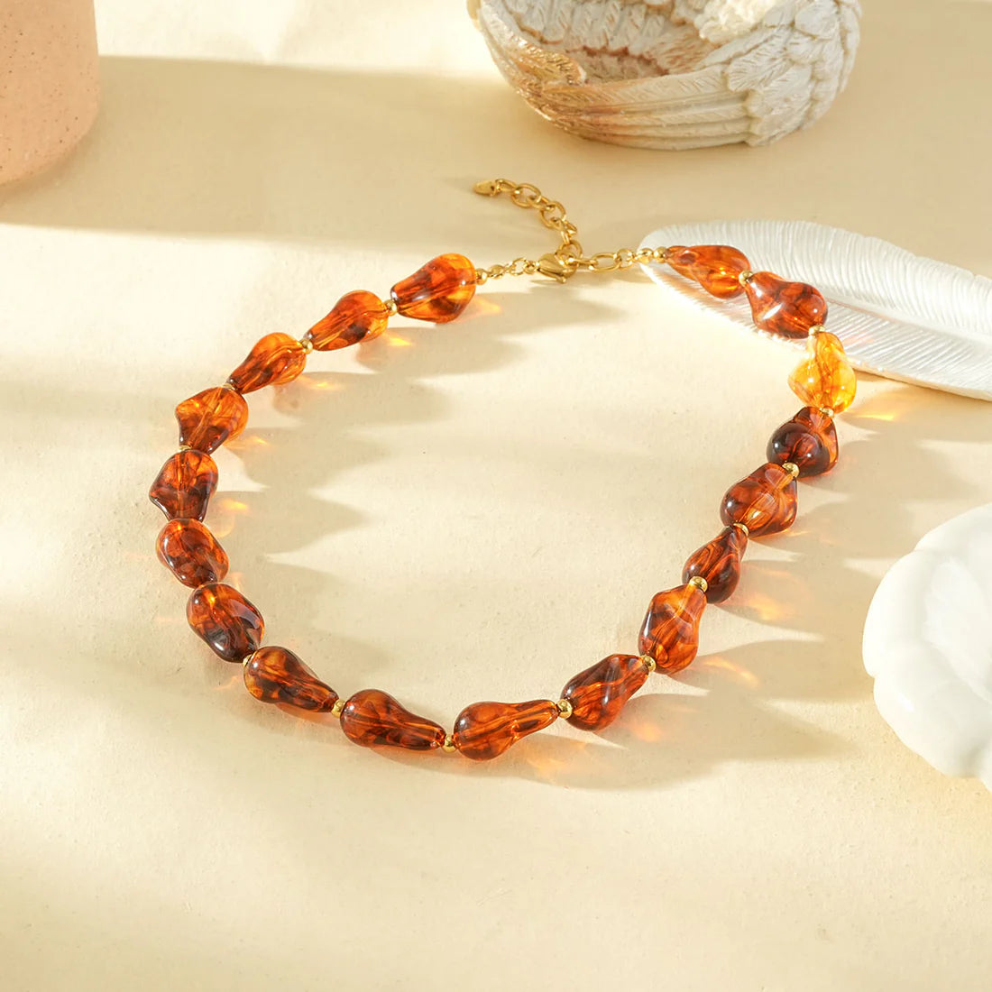 Bruine Dames Ketting met Hars Kralen – Goudkleurig RVS – Statement Ketting | Twinolo