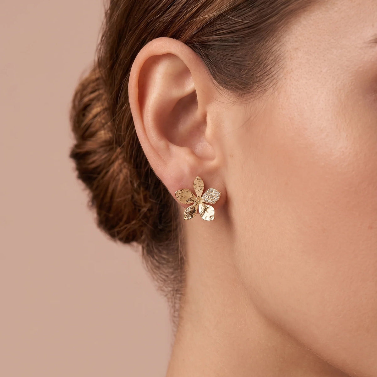 Boucles d'oreilles fleuries dorées à la forme organique | TWINOLO