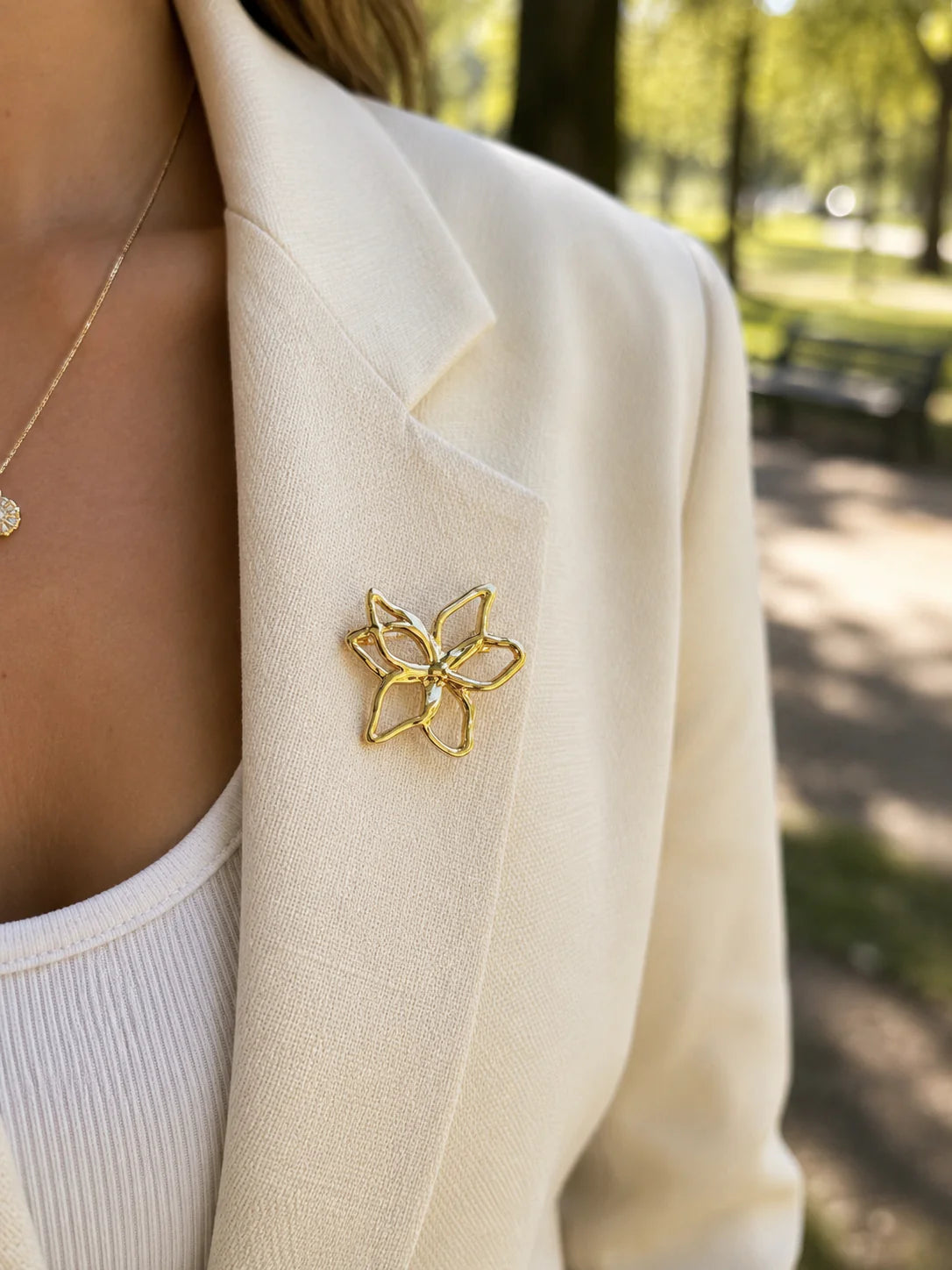 Broche Fleur Ouverte Dorée – Acier Inoxydable | Twinolo