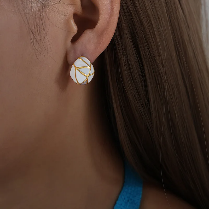Goud-Witte Oorstekers – Fris & Stijlvol | Twinolo