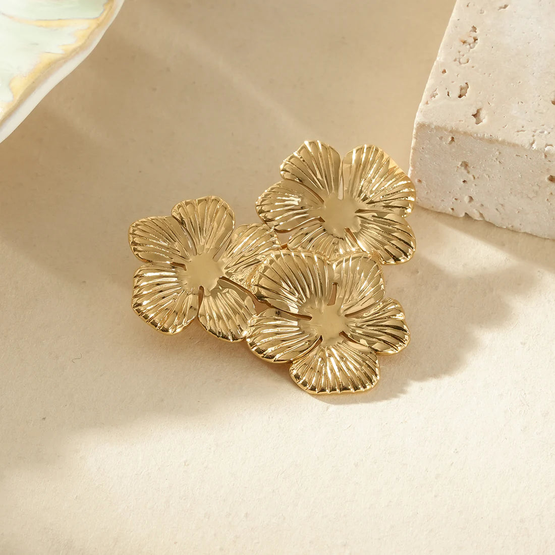 Broche Fleur Dorée – Design Élégant à 3 Fleurs - Acier Inoxydable | Twinolo