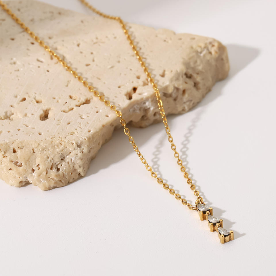 Collier avec zircone cubique en forme de goutte - Détail étincelant | Twinolo