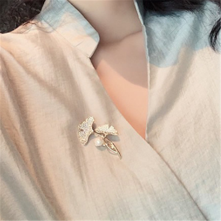 Broche fleur - Broche élégante avec cristaux et perle | Twinolo