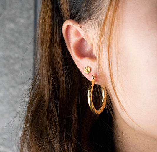 Croissant Oorbellen – Verfijnde Textuur & Glans | Twinolo