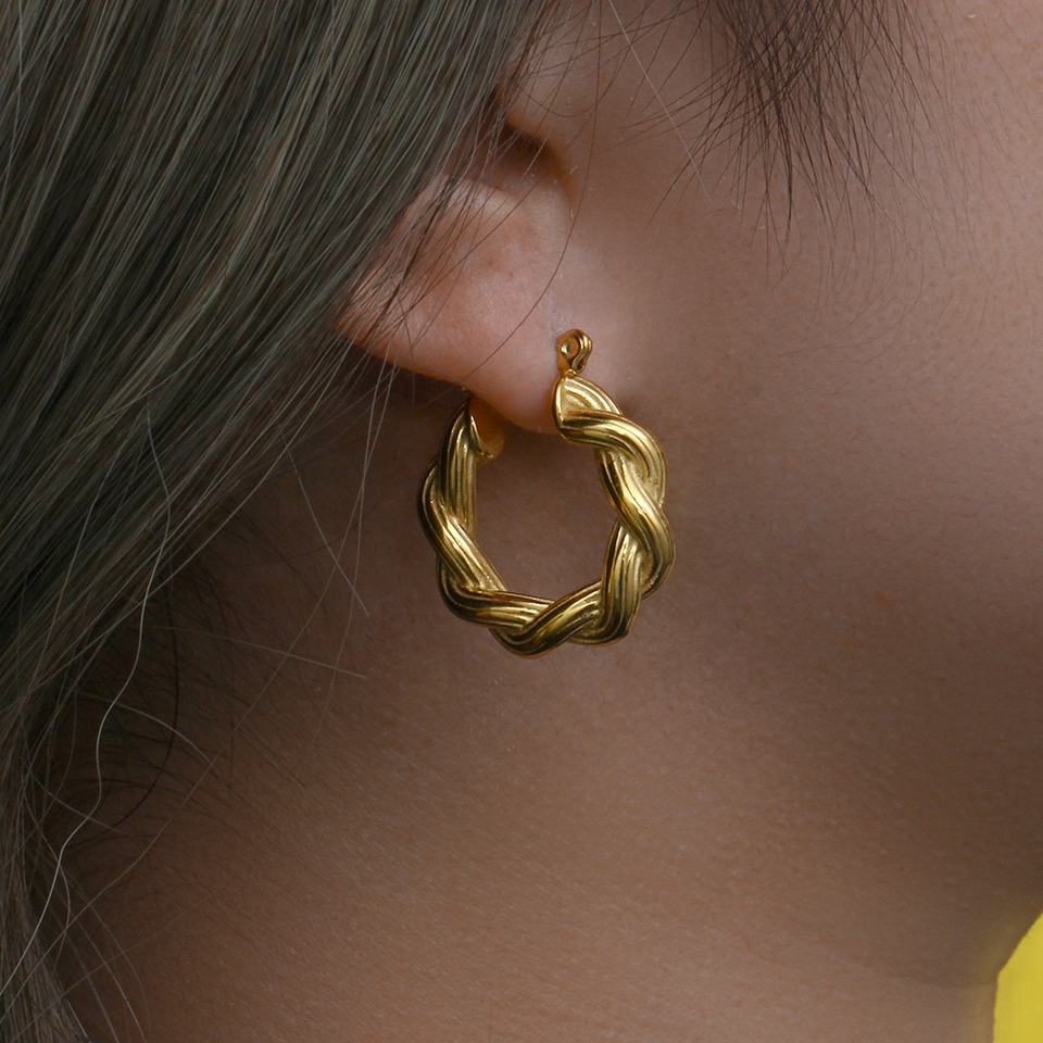 Boucles d'oreilles Croissant dorées – Classiques avec une touche d'originalité | Twinolo