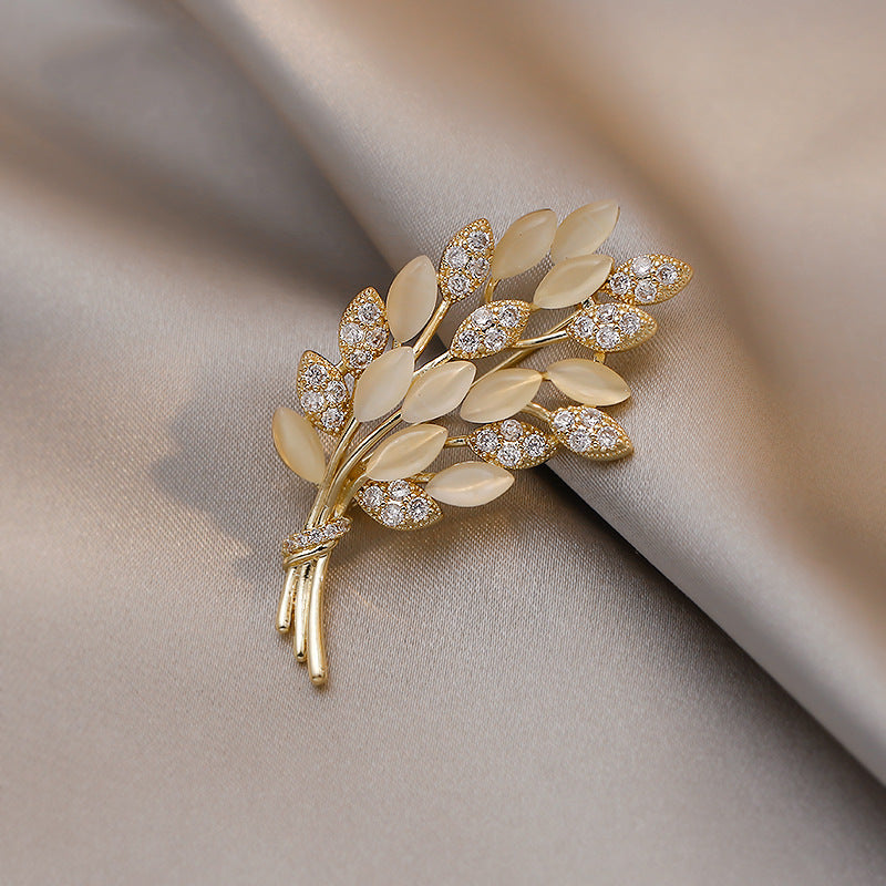 🌿 Gouden Blad Broche met Crème Details en Kristallen | Twinolo