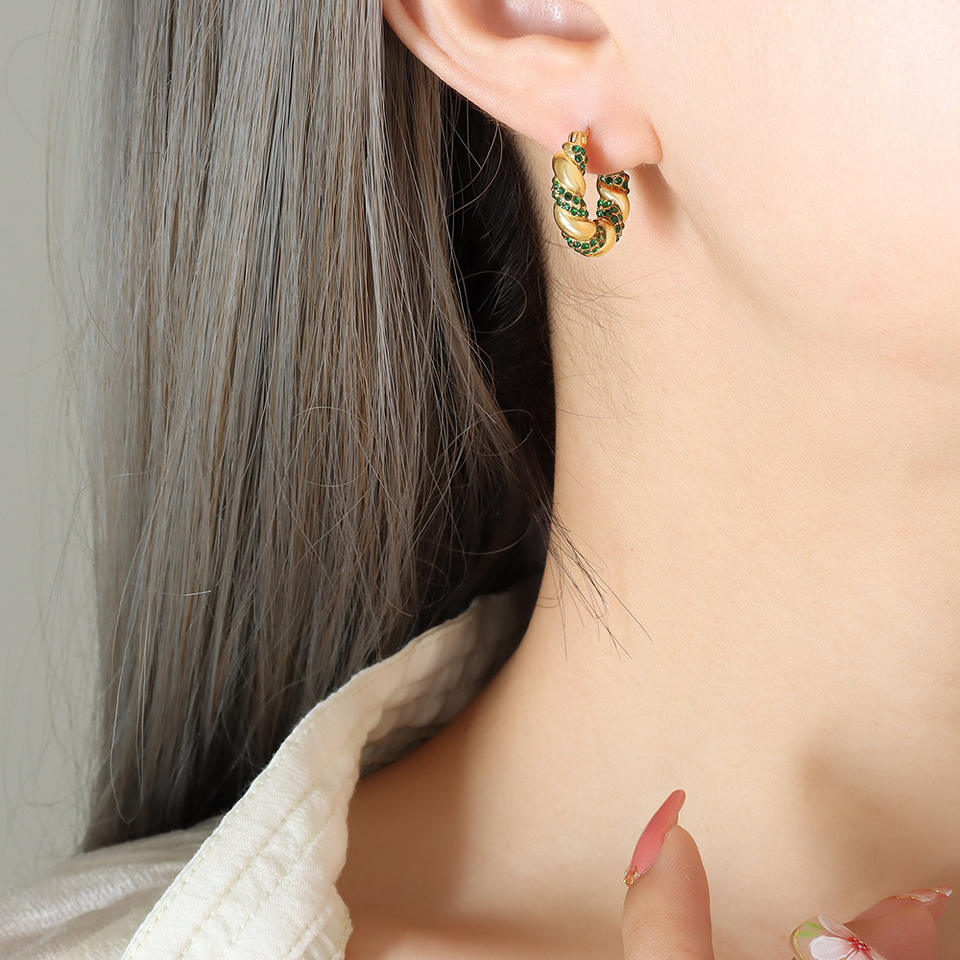 Boucles d'Oreilles Croissant avec Zircons Verts – Unique & Chic | Twinolo