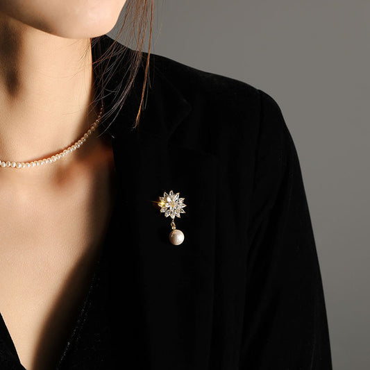 Bloembroche - Elegante Broche met Kristallen en Parel | Twinolo