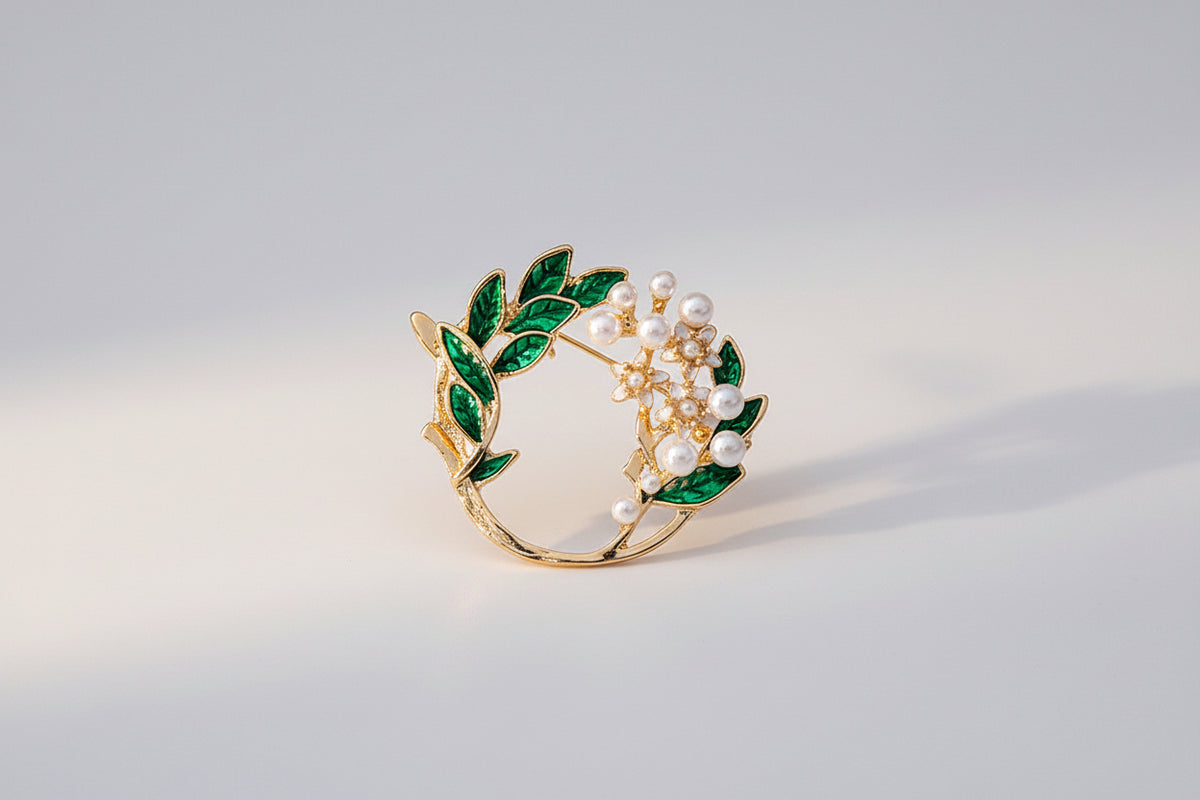 🌿 Broche Couronne Feuilles Vertes et Perles – Broche Élégante Intemporelle | Twinolo