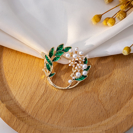 🌿 Kransbroche met Groene Bladeren en Parels – Tijdloze Elegante Broche | Twinolo