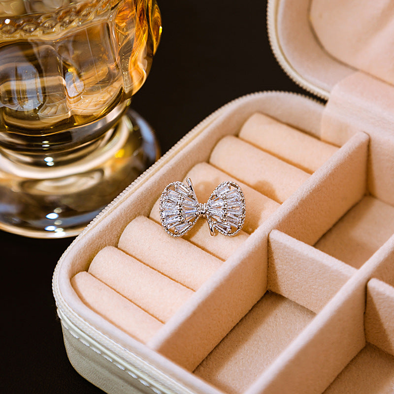 ✨ Gouden Strikbroche met Hangende Kristallen – Luxe Broche | Twinolo