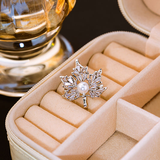 🍁 Bladbroche met Parel en Gouden Details – Elegante Broche | Twinolo