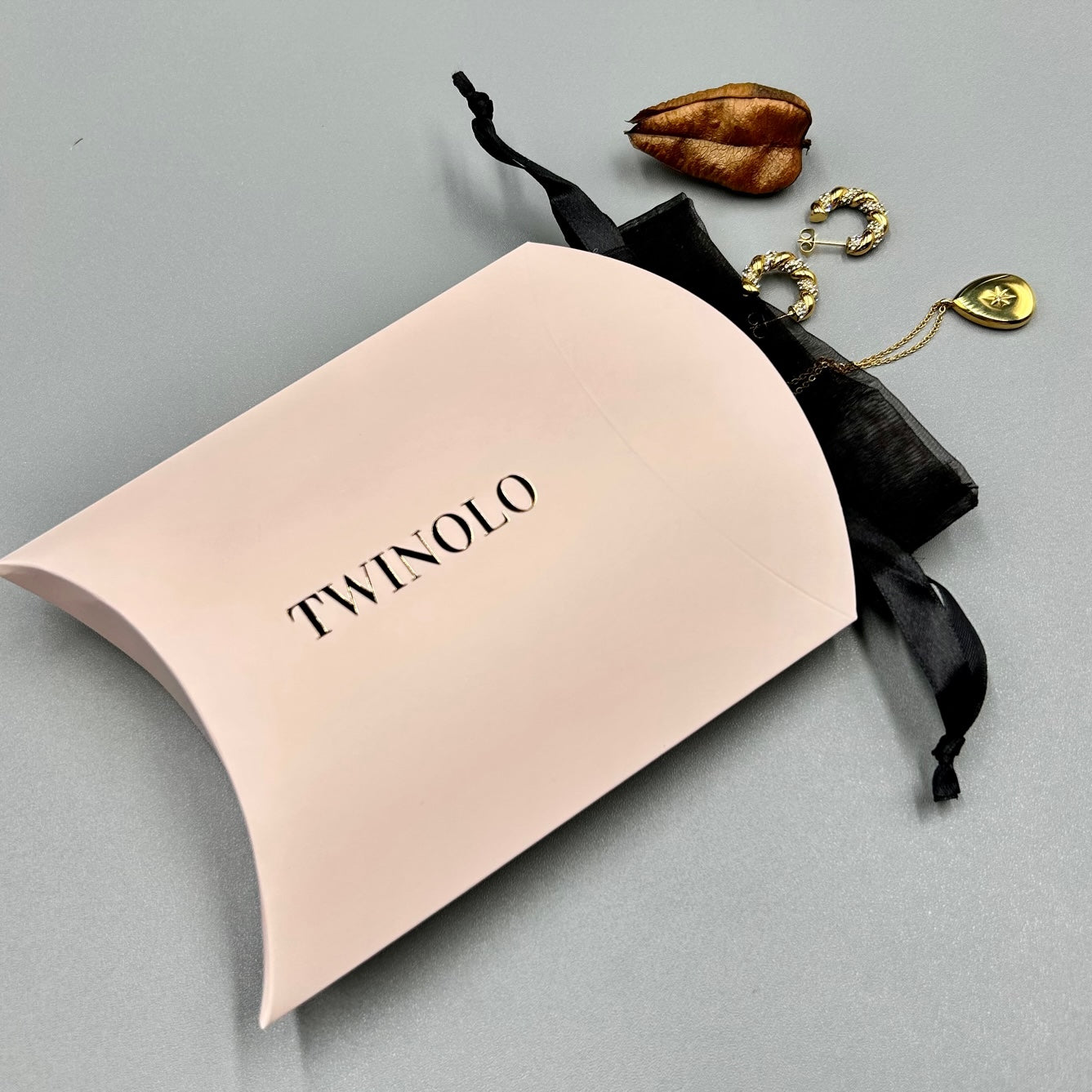 Golden Earrings with Green Stones – Luxurious & Colorful | Twinolo