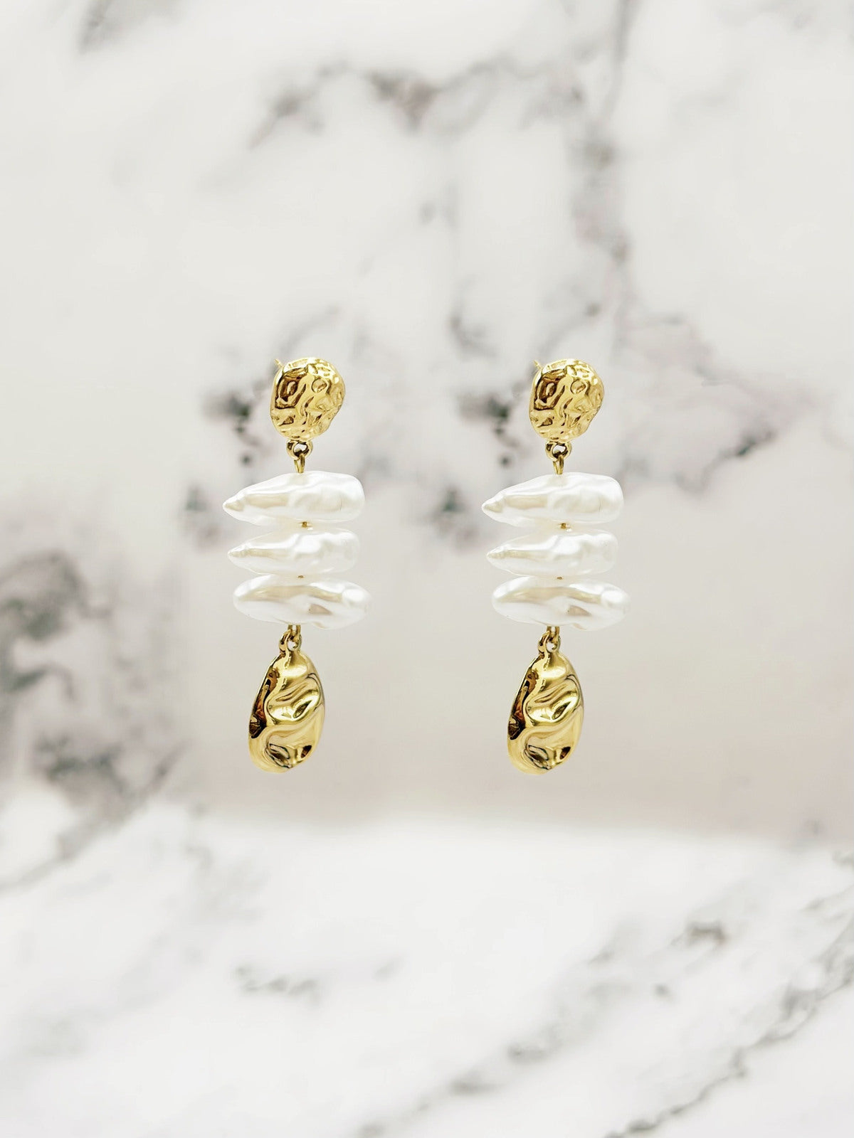 Statement Oorbellen met Parelmoer Effect – Goudkleurig | Twinolo