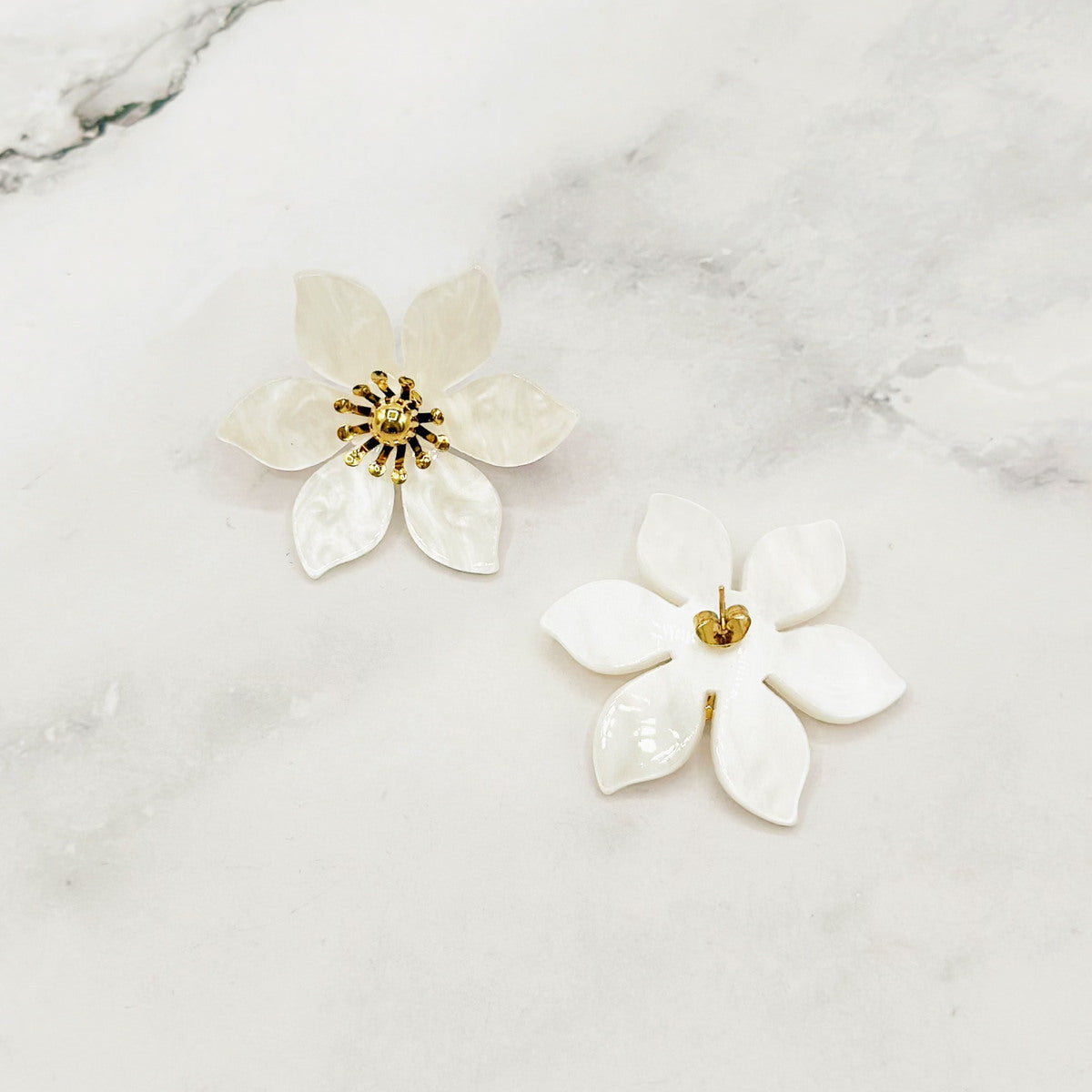 Flower Statement Oorbellen met Parelmoer Effect – Goudkleurig | Twinolo