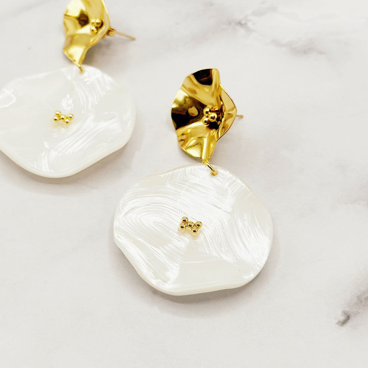 Boucles d'oreilles tendance effet nacre – Doré | Twinolo
