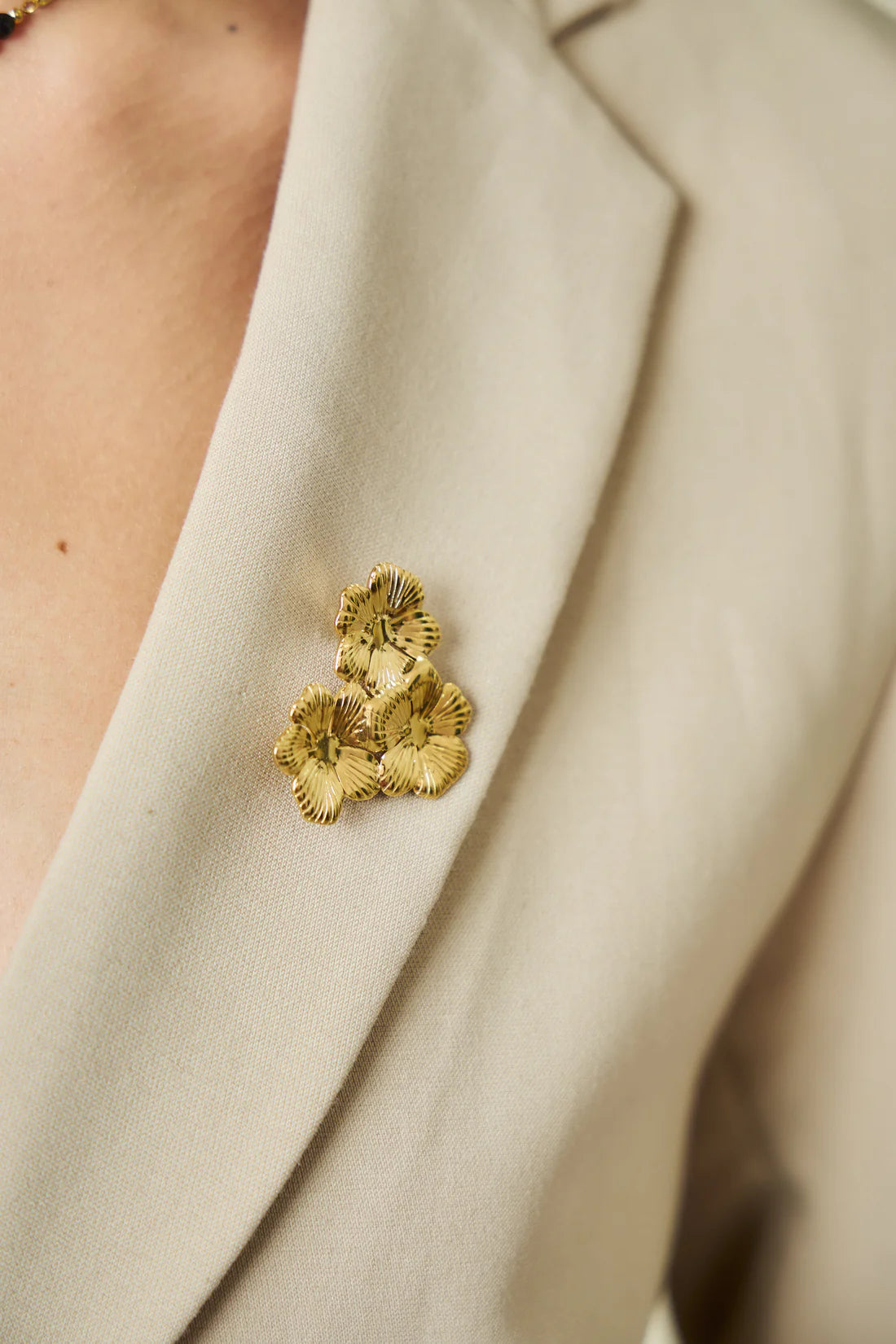 Broche Fleur Dorée – Design Élégant à 3 Fleurs - Acier Inoxydable | Twinolo