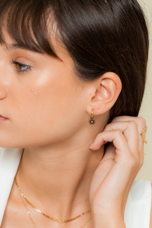 Gouden Hoepels met Zonvormige Bedel – Zomerse Look | Twinolo