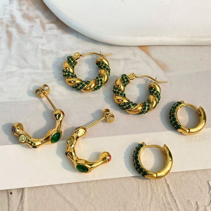 Boucles d'Oreilles Croissant avec Zircons Verts – Unique & Chic | Twinolo