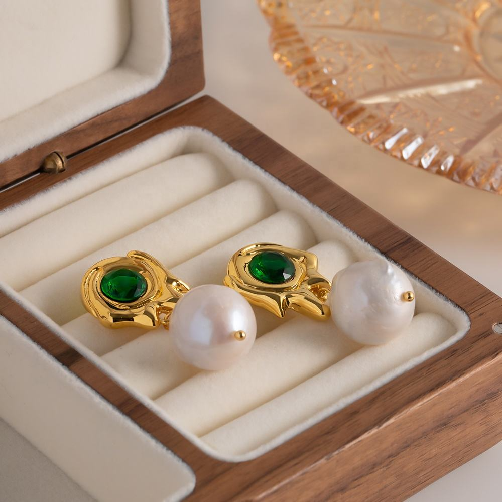 Oorhangers met Groene Steen en Parel – Klassiek & Kleurvol | Twinolo