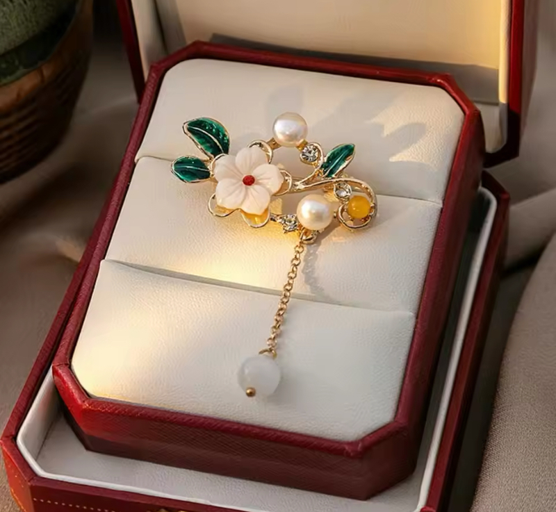 🌸 Bloemenbroche met Parel en Hangend Detail – Elegante Broche | Twinolo