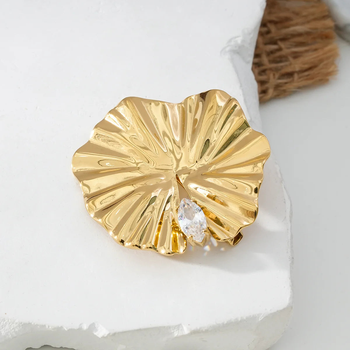 Gouden Blad Broche – Statement Design met Steen – Stainless Steel | TWINOLO