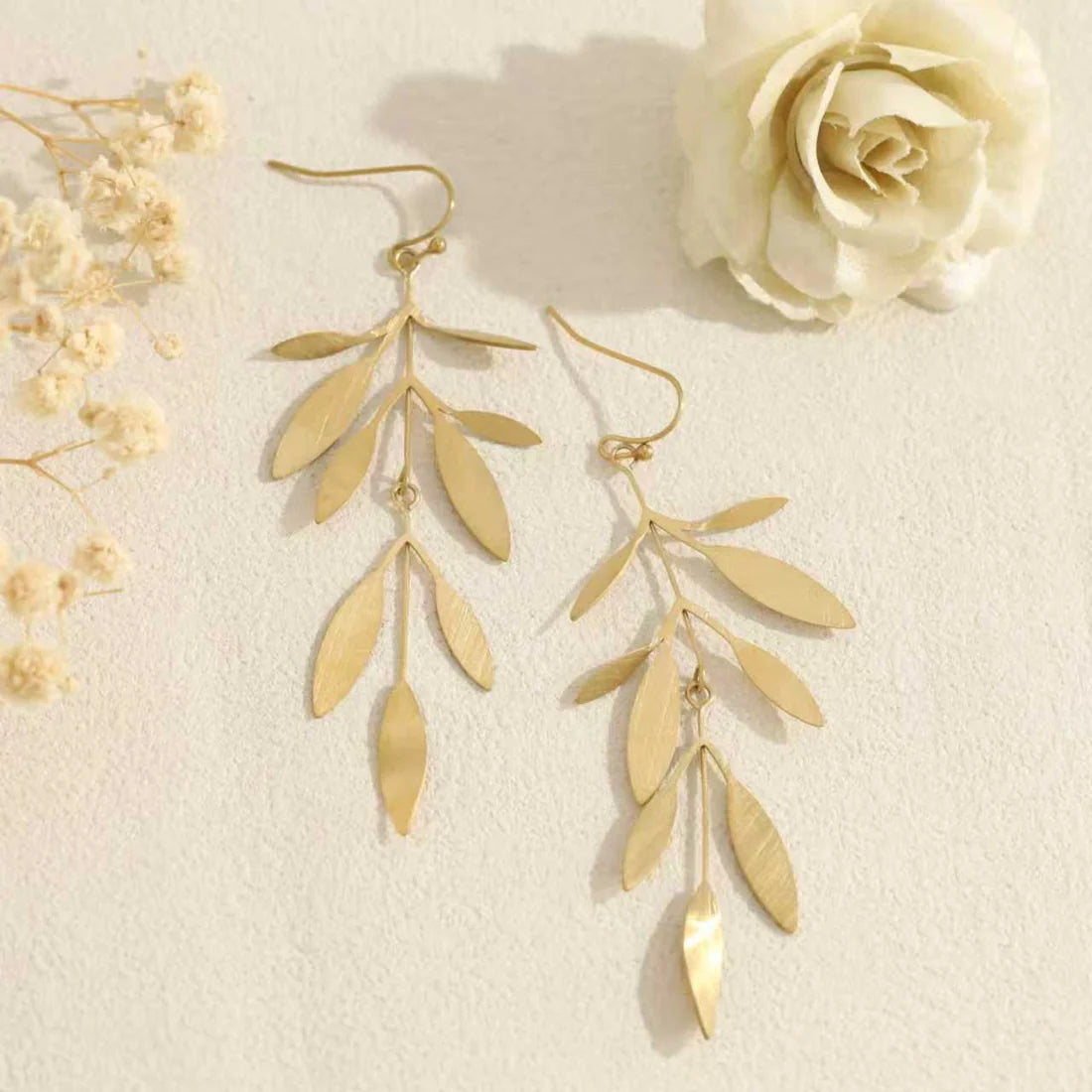 Long Leaf-Shaped Earrings – Gold-Colored Stainless Steel | TWINOLO