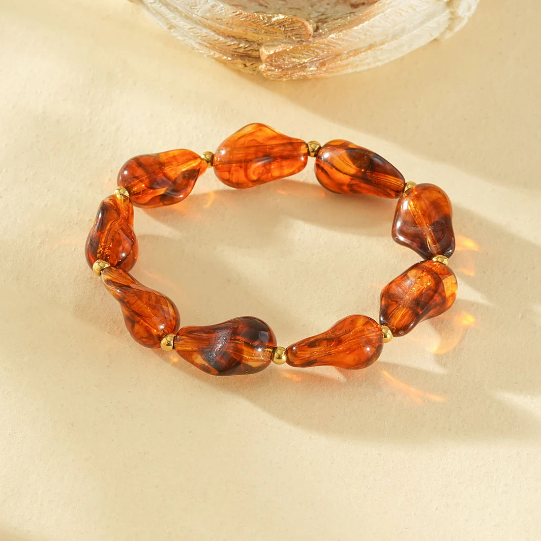 Dames Elastische Resin Armband – Amber Bruin – Trendy Kralenarmband | Twinolo