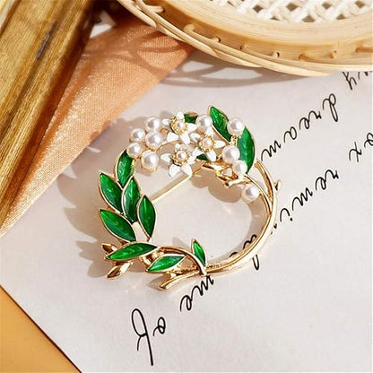 🌿 Kransbroche met Groene Bladeren en Parels – Tijdloze Elegante Broche | Twinolo