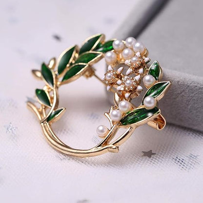 🌿 Kransbroche met Groene Bladeren en Parels – Tijdloze Elegante Broche | Twinolo