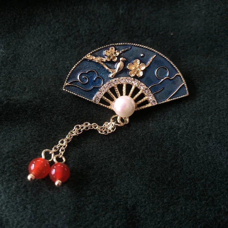 Waaierbroche Blauw met Parel en Hangende Details – Elegante Broche | Twinolo