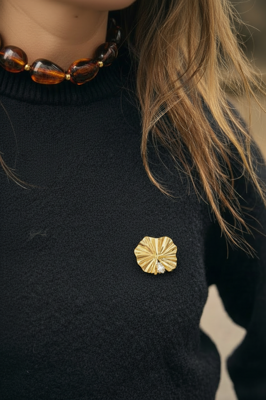 Gouden Blad Broche – Statement Design met Steen – Stainless Steel | TWINOLO