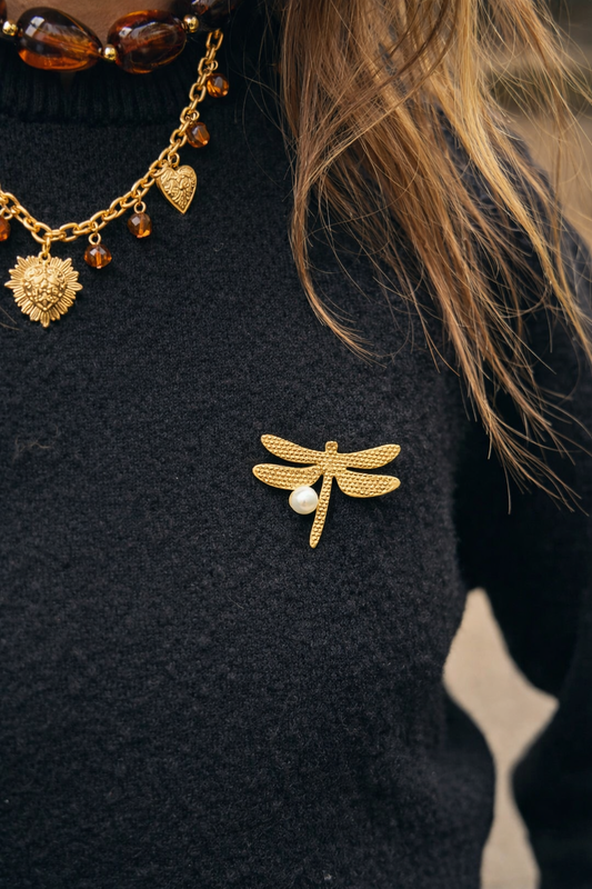 Gouden Libelle Broche met Parel – Roestvrij Staal – Elegant & Tijdloos | TWINOLO