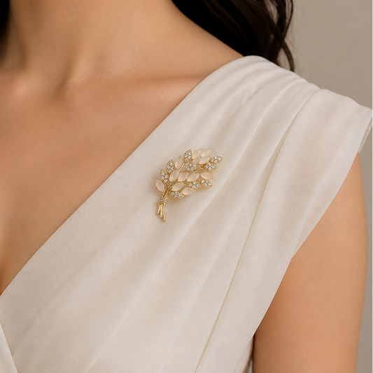 🌿 Gouden Blad Broche met Crème Details en Kristallen | Twinolo
