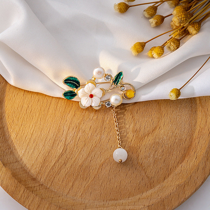 🌸 Bloemenbroche met Parel en Hangend Detail – Elegante Broche | Twinolo