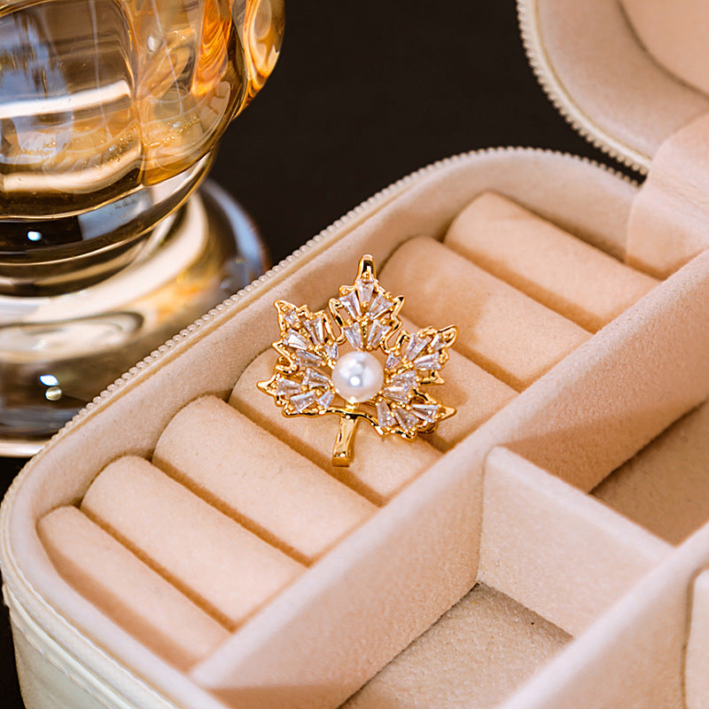 🍁 Bladbroche met Parel en Gouden Details – Elegante Broche | Twinolo