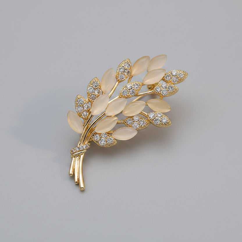 🌿 Gouden Blad Broche met Crème Details en Kristallen | Twinolo