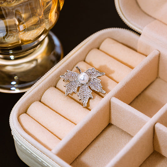 🍁 Bladbroche met Parel en Kristallen – Elegante Zilverkleurige Broche | Twinolo