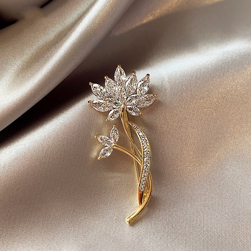 🌸 Gouden Bloem Broche met Kristallen – Elegante Dames Broche | Twinolo