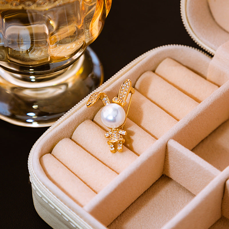 🐰 Konijnen Broche met Parel – Goudkleurige Broche met Kristallen voor Dames | Twinolo