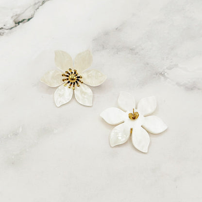 Flower Statement Oorbellen met Parelmoer Effect – Goudkleurig | Twinolo