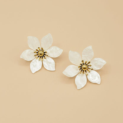 Flower Statement Oorbellen met Parelmoer Effect – Goudkleurig | Twinolo